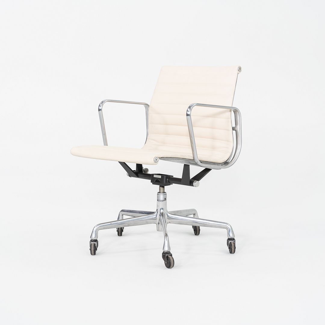2010s Herman Miller Eames Aluminum Group Management Desk Chair in Cream Leather