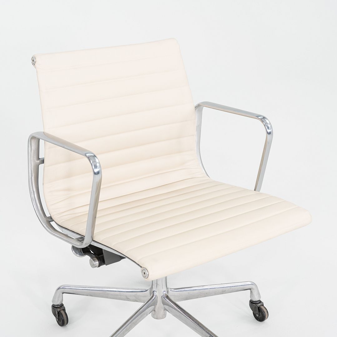 2010s Herman Miller Eames Aluminum Group Management Desk Chair in Cream Leather