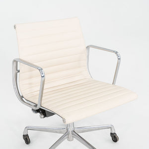 2010s Herman Miller Eames Aluminum Group Management Desk Chair in Cream Leather