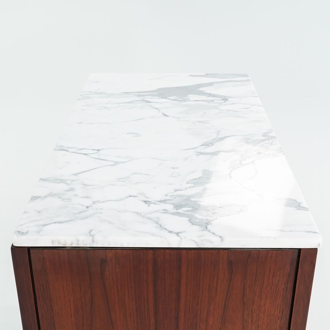 1960s Florence Knoll Walnut 5-Drawer Dresser with Marble Top, Model 326 2