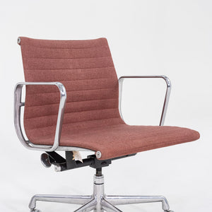 1980s Herman Miller Eames Aluminum Group Management Desk Chair in Pink Fabric