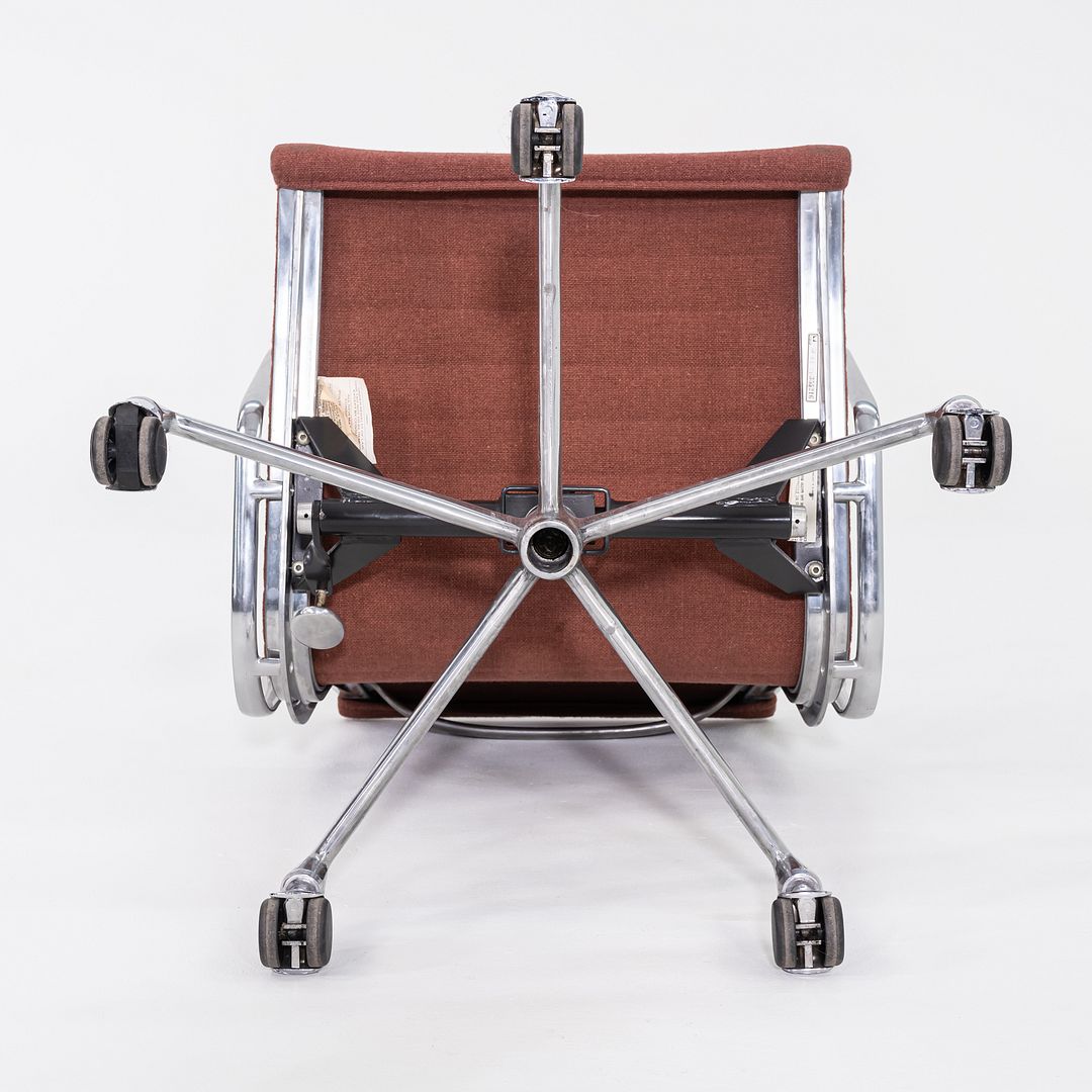 1980s Herman Miller Eames Aluminum Group Management Desk Chair in Pink Fabric
