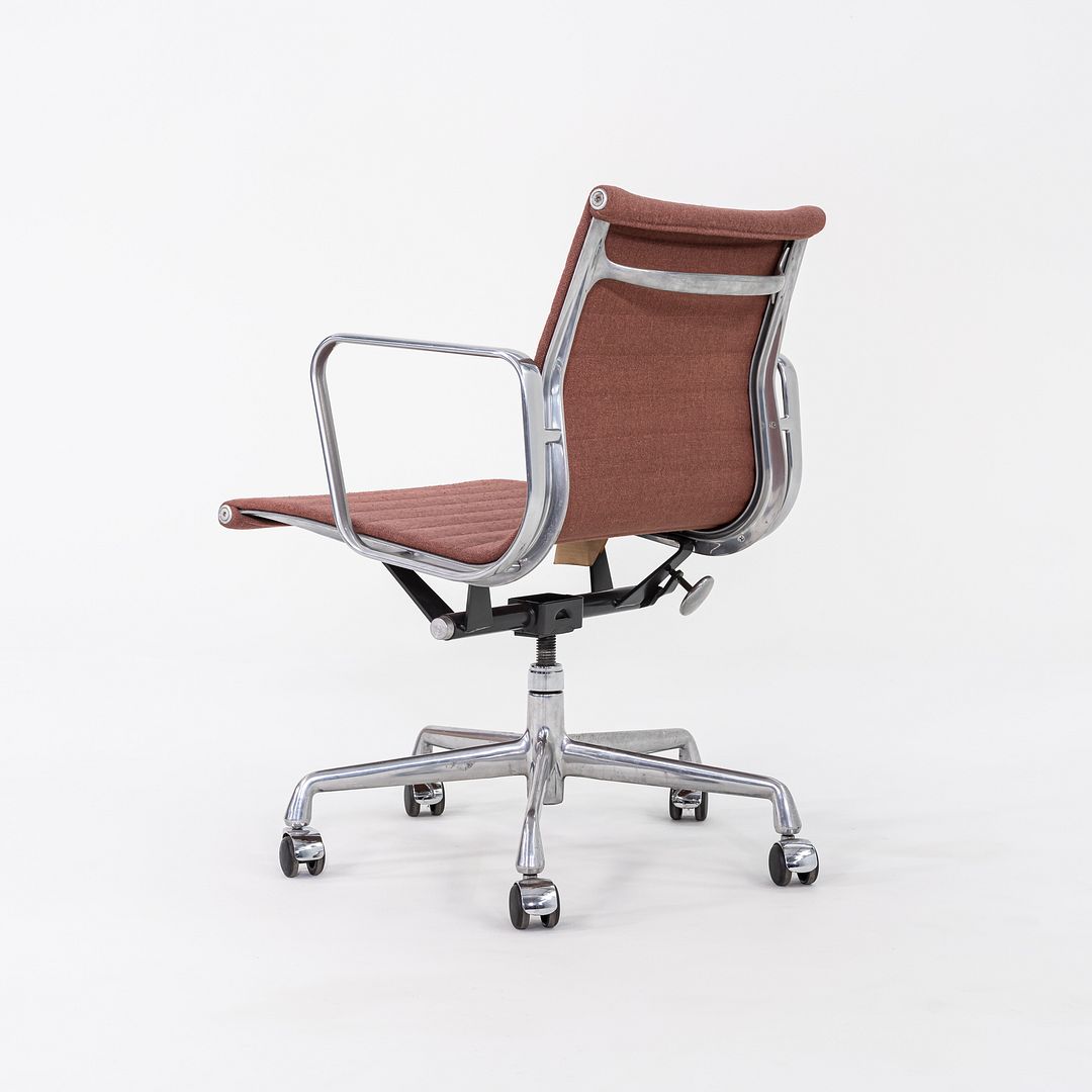 1980s Herman Miller Eames Aluminum Group Management Desk Chair in Pink Fabric
