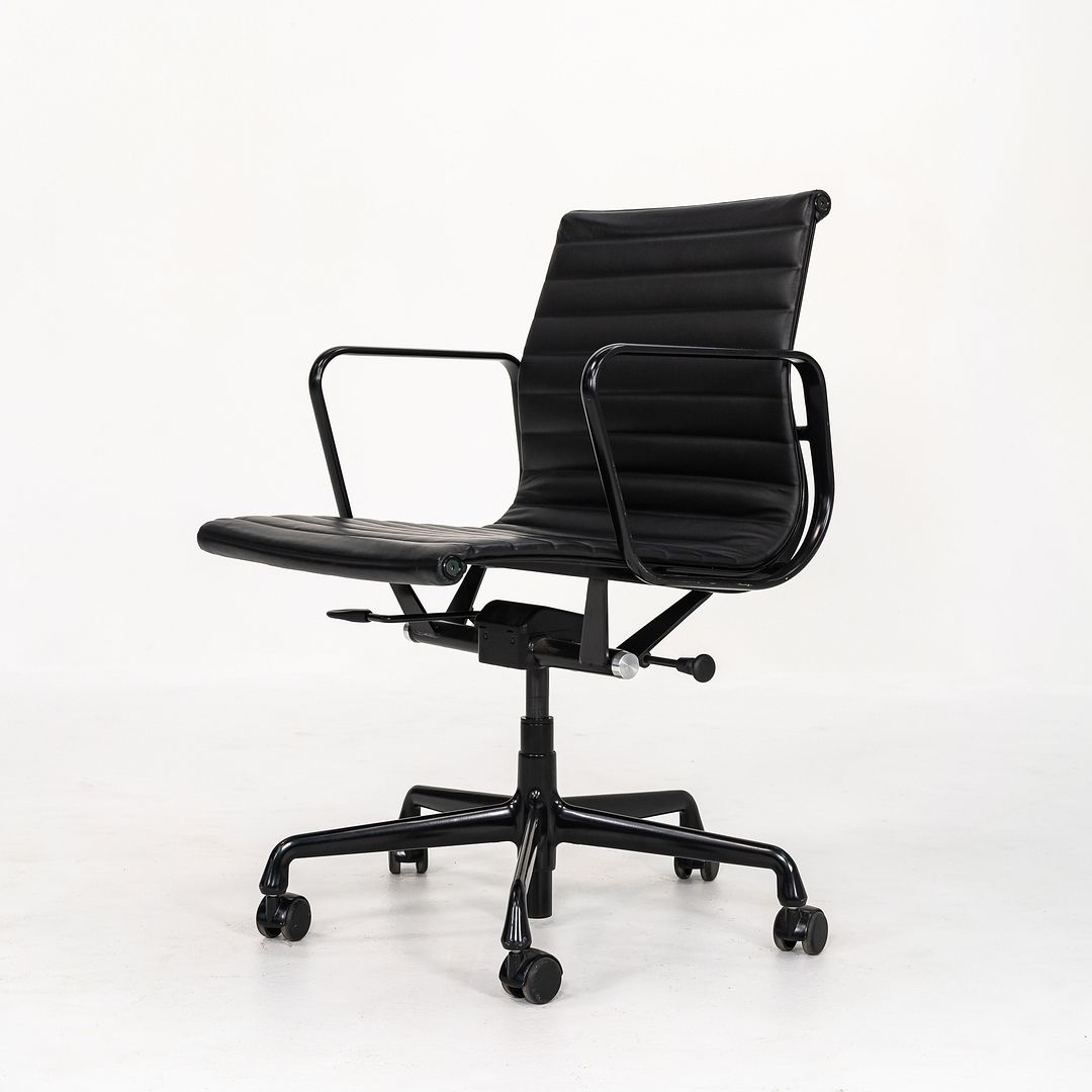 SOLD 2019 Eames Aluminum Group Management Desk Chair by Charles and Ray Eames for Herman Miller 5x Available