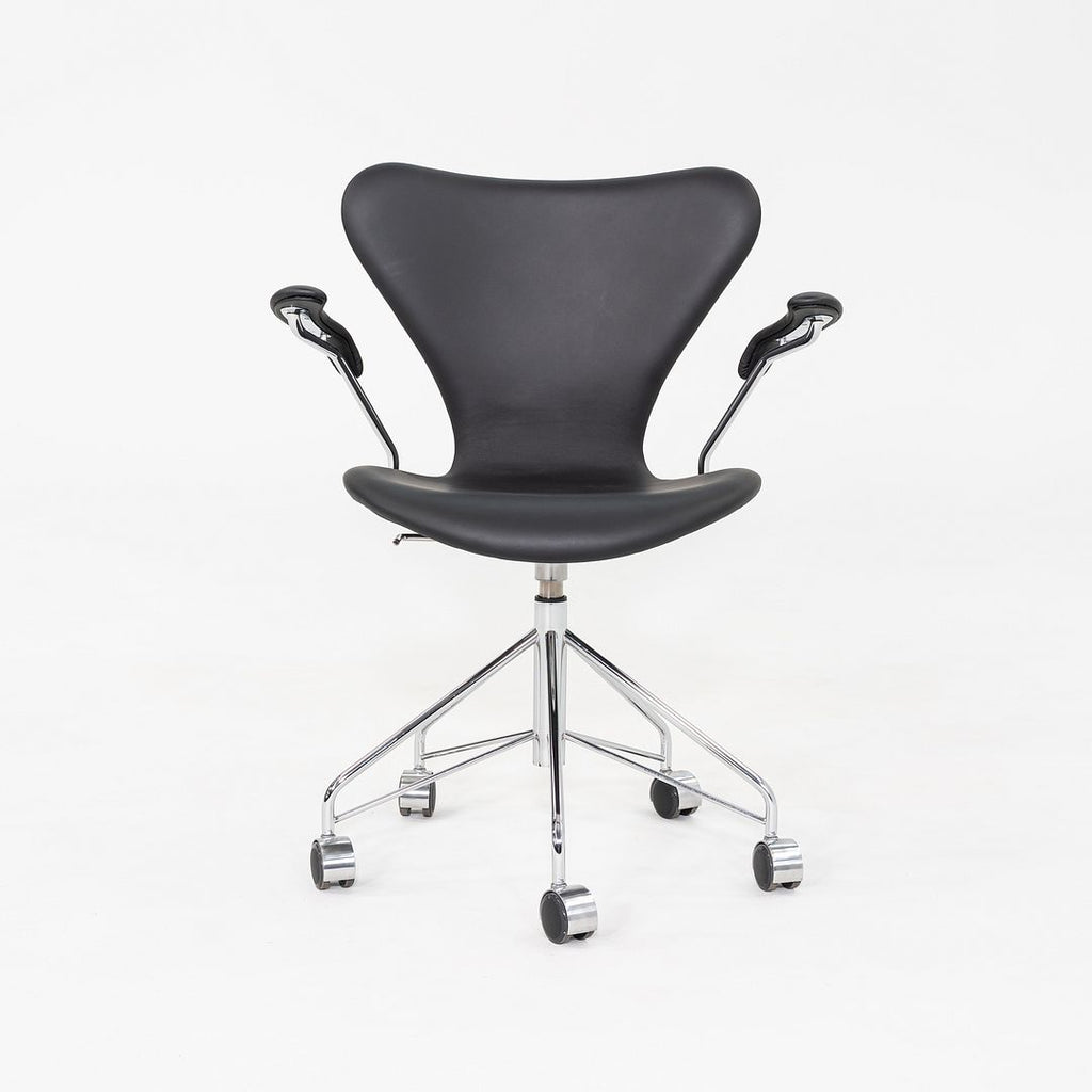 2023 Arne Jacobsen for Fritz Hansen Series 7 Desk Chair with Arms Black Leather