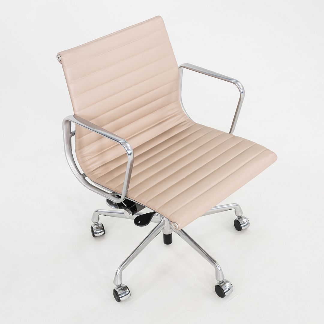 2020s Herman Miller Eames Aluminum Group Management Desk Chair in Beige Leather