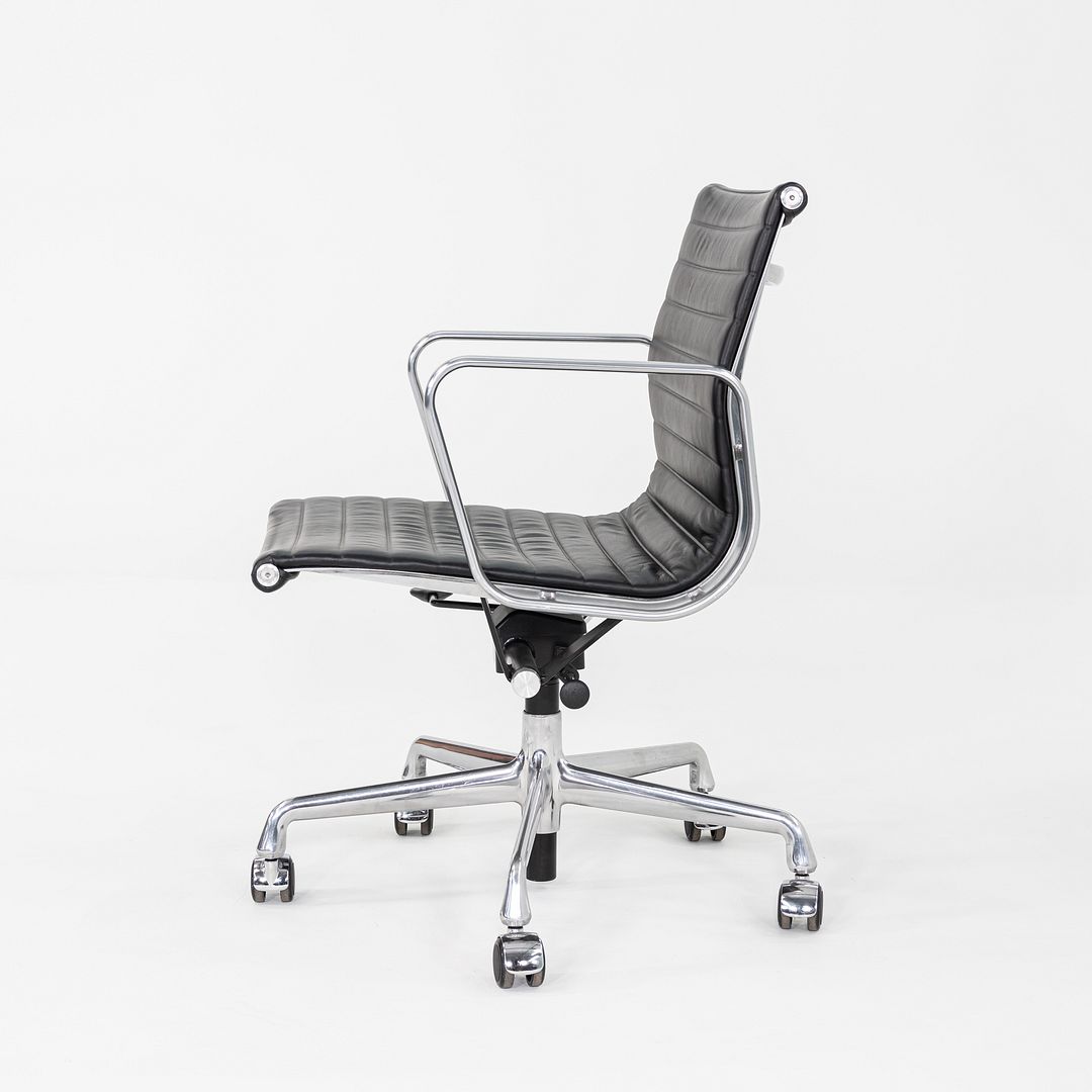 2016 Herman Miller Eames Aluminum Group Management Desk Chair in Black 7x Avail