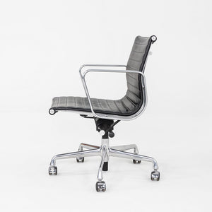 2016 Herman Miller Eames Aluminum Group Management Desk Chair in Black 7x Avail