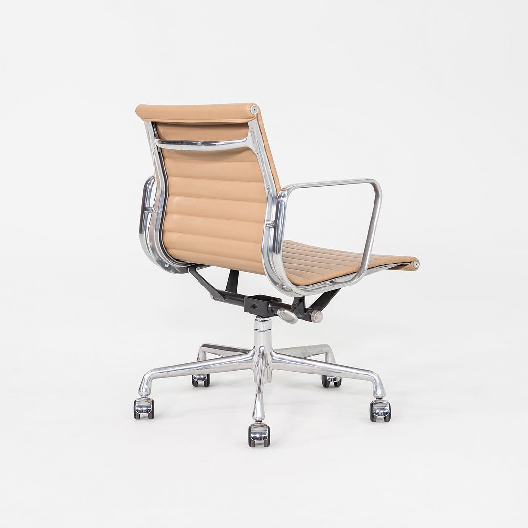 SOLD 2008 Herman Miller Eames Aluminum Group Management Desk Chair in Tan 4x Avail