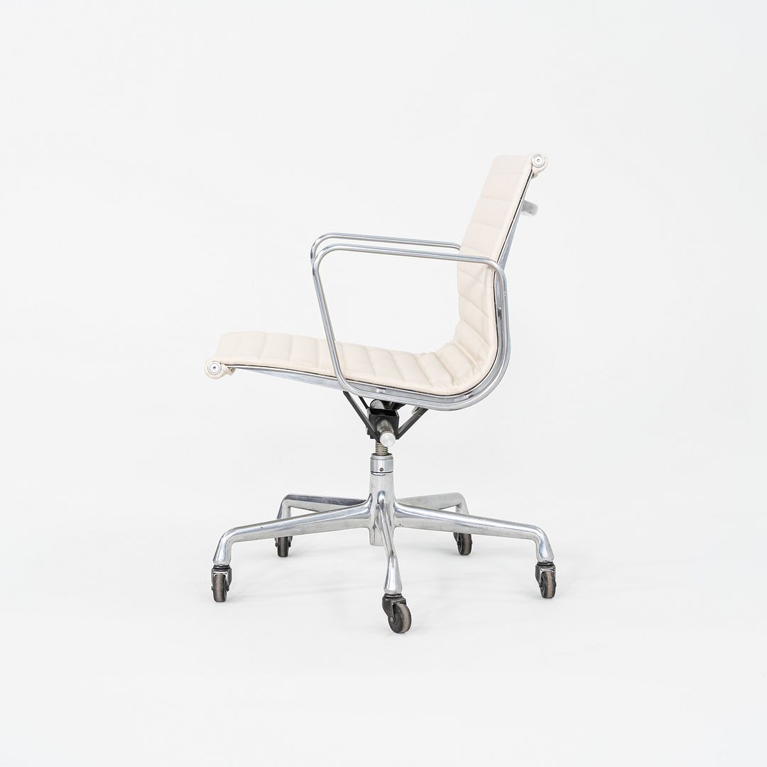 2010s Herman Miller Eames Aluminum Group Management Desk Chair in Cream Leather
