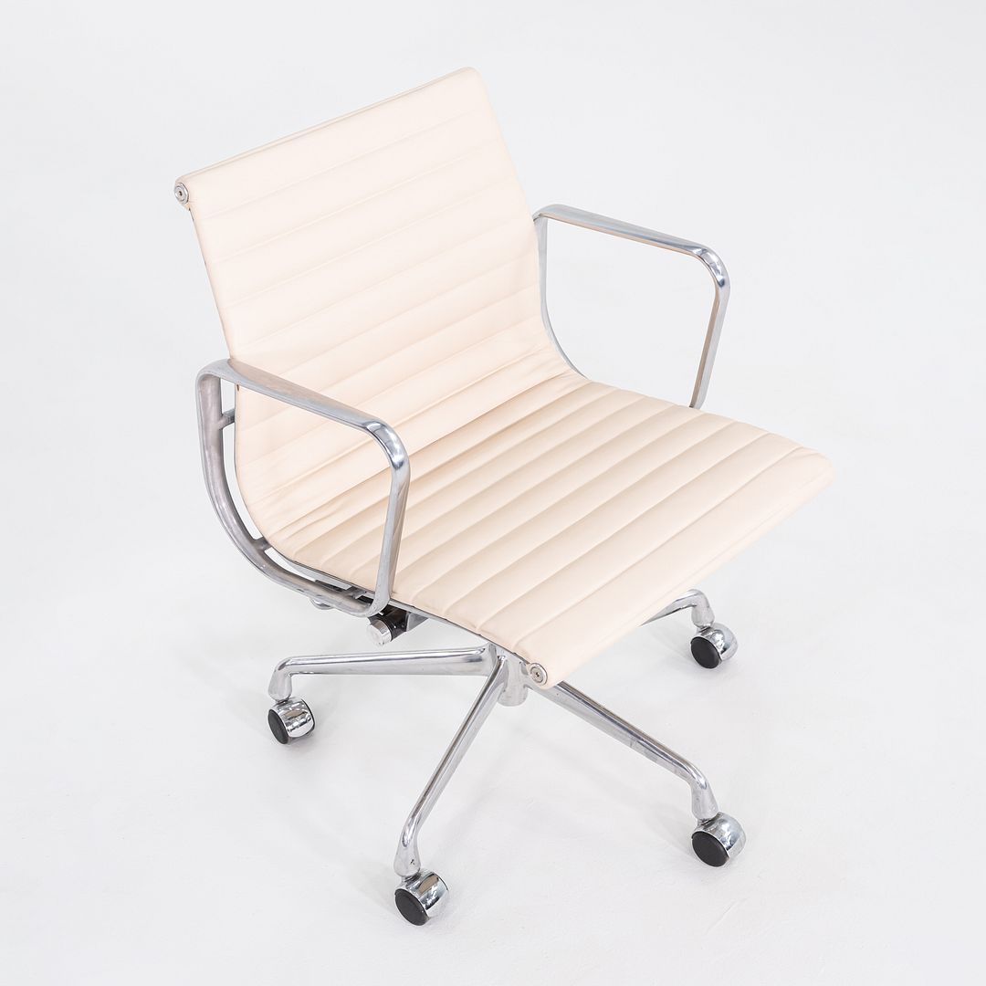 2010s Herman Miller Eames Aluminum Group Management Desk Chair in Ivory Leather