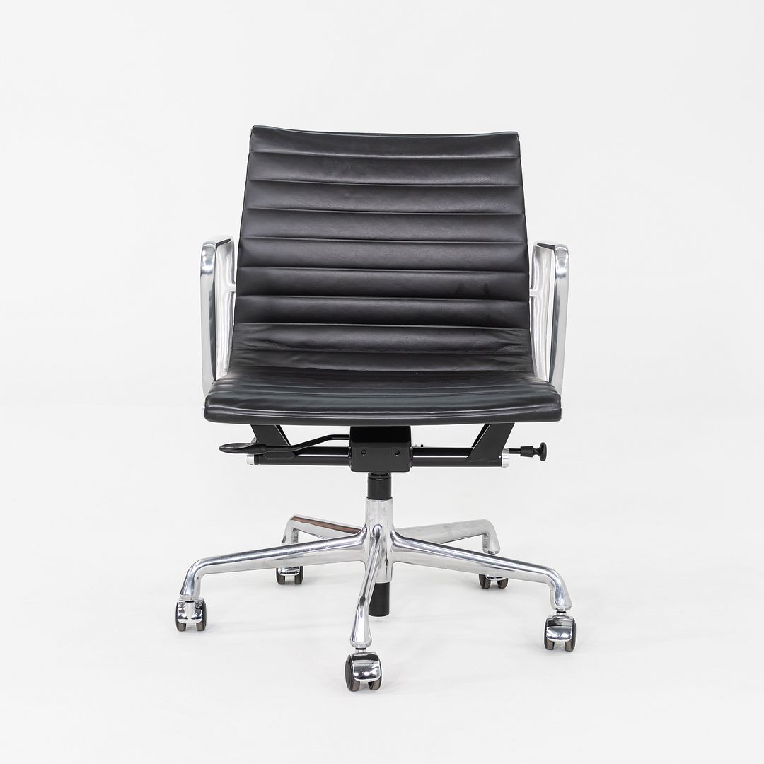 2016 Herman Miller Eames Aluminum Group Management Desk Chair in Black 7x Avail