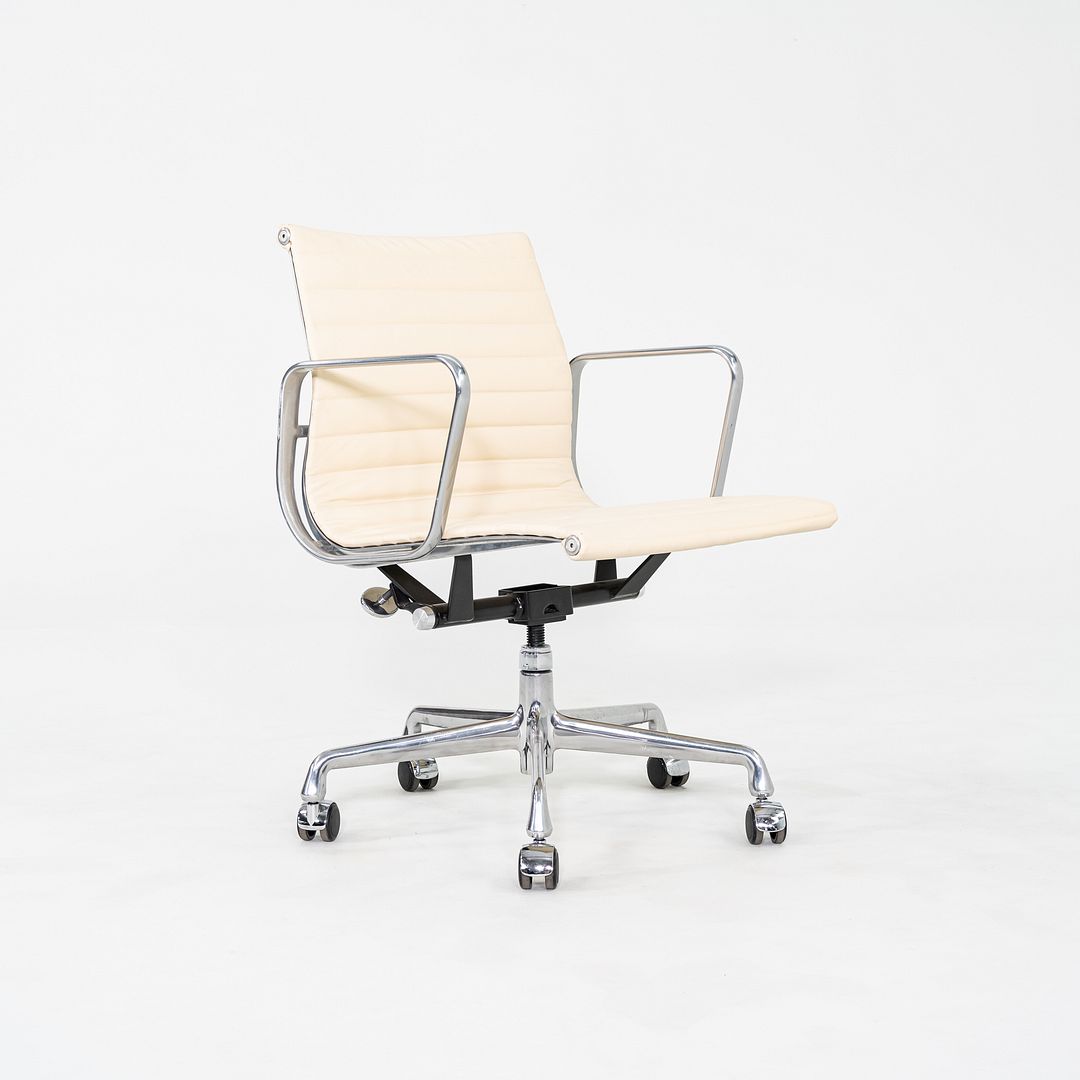 2010s Herman Miller Eames Aluminum Group Management Desk Chair in Cream Leather
