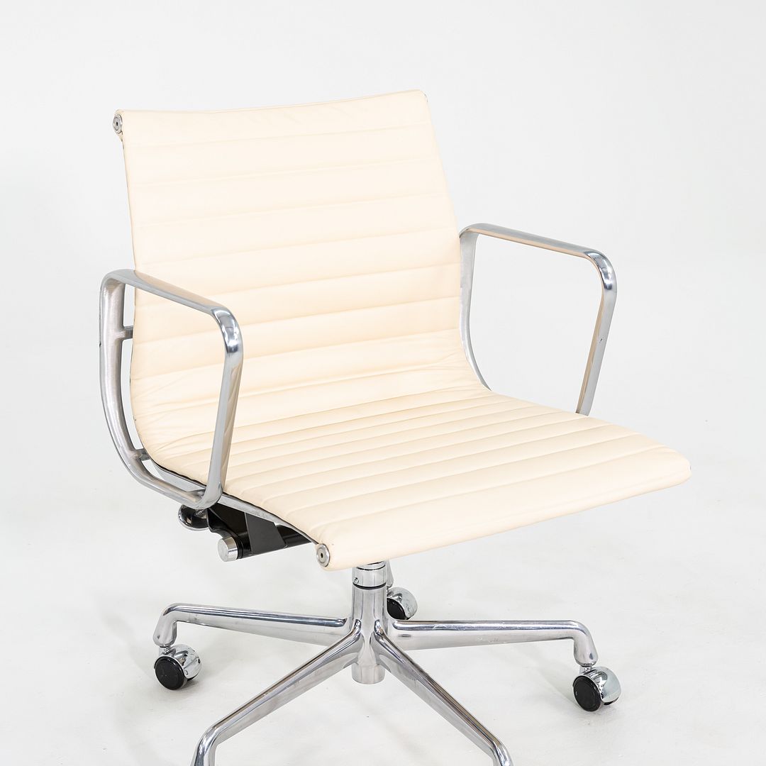2010s Herman Miller Eames Aluminum Group Management Desk Chair in Cream Leather