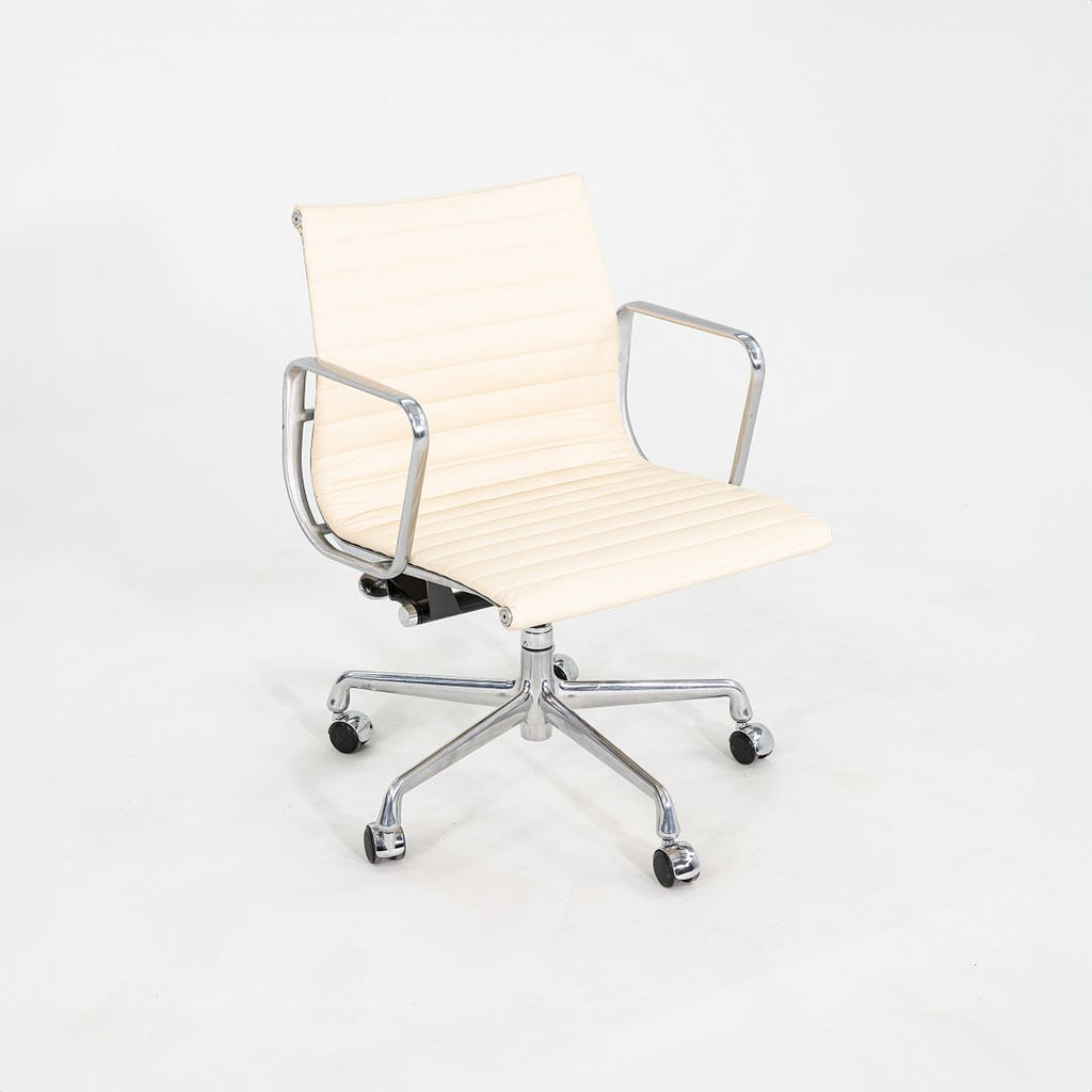 2010s Herman Miller Eames Aluminum Group Management Desk Chair in Cream Leather