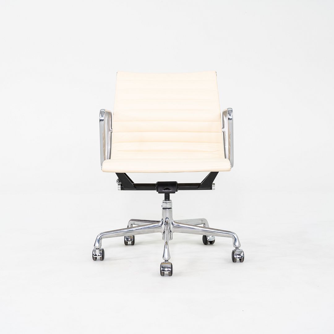 2010s Herman Miller Eames Aluminum Group Management Desk Chair in Cream Leather