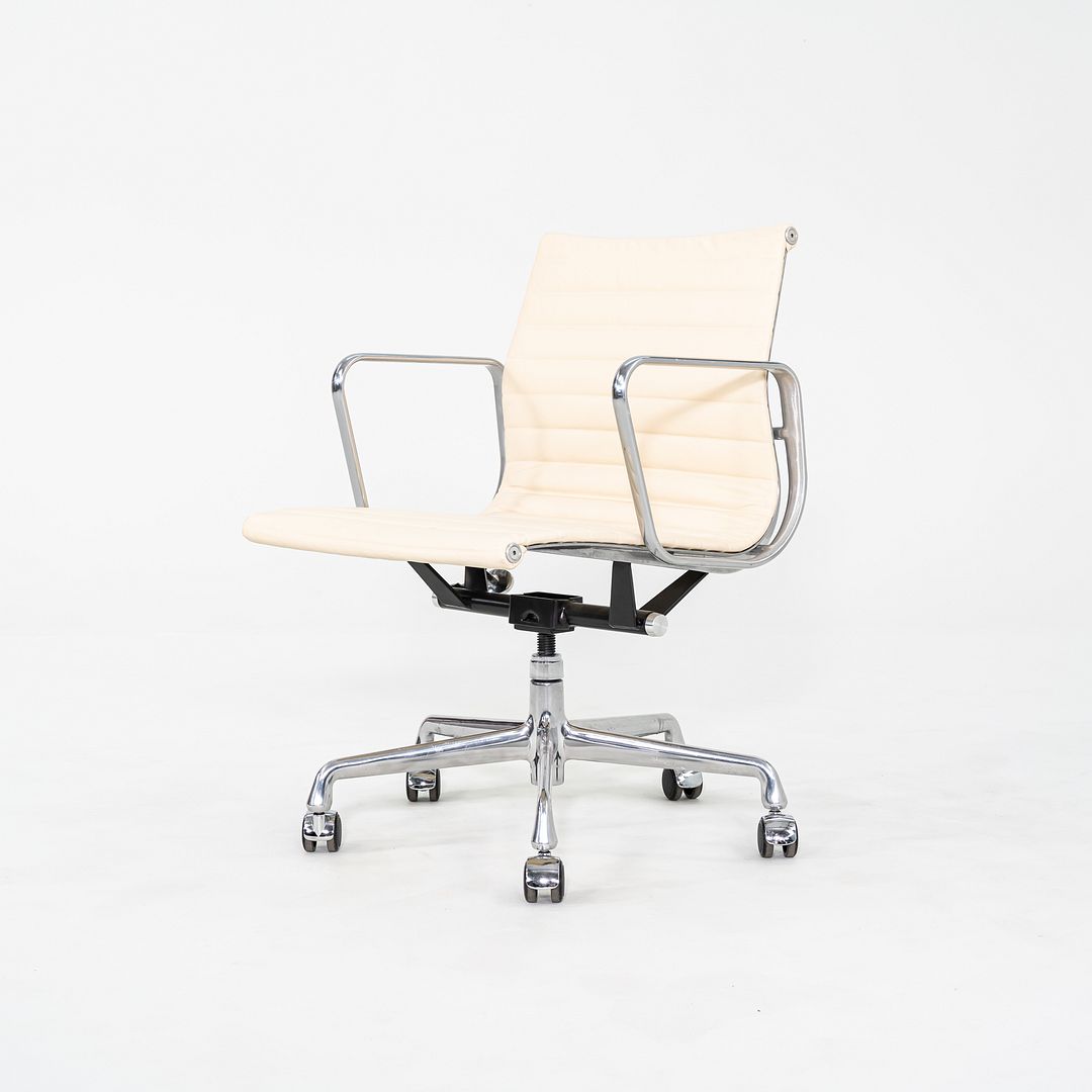 2010s Herman Miller Eames Aluminum Group Management Desk Chair in Cream Leather