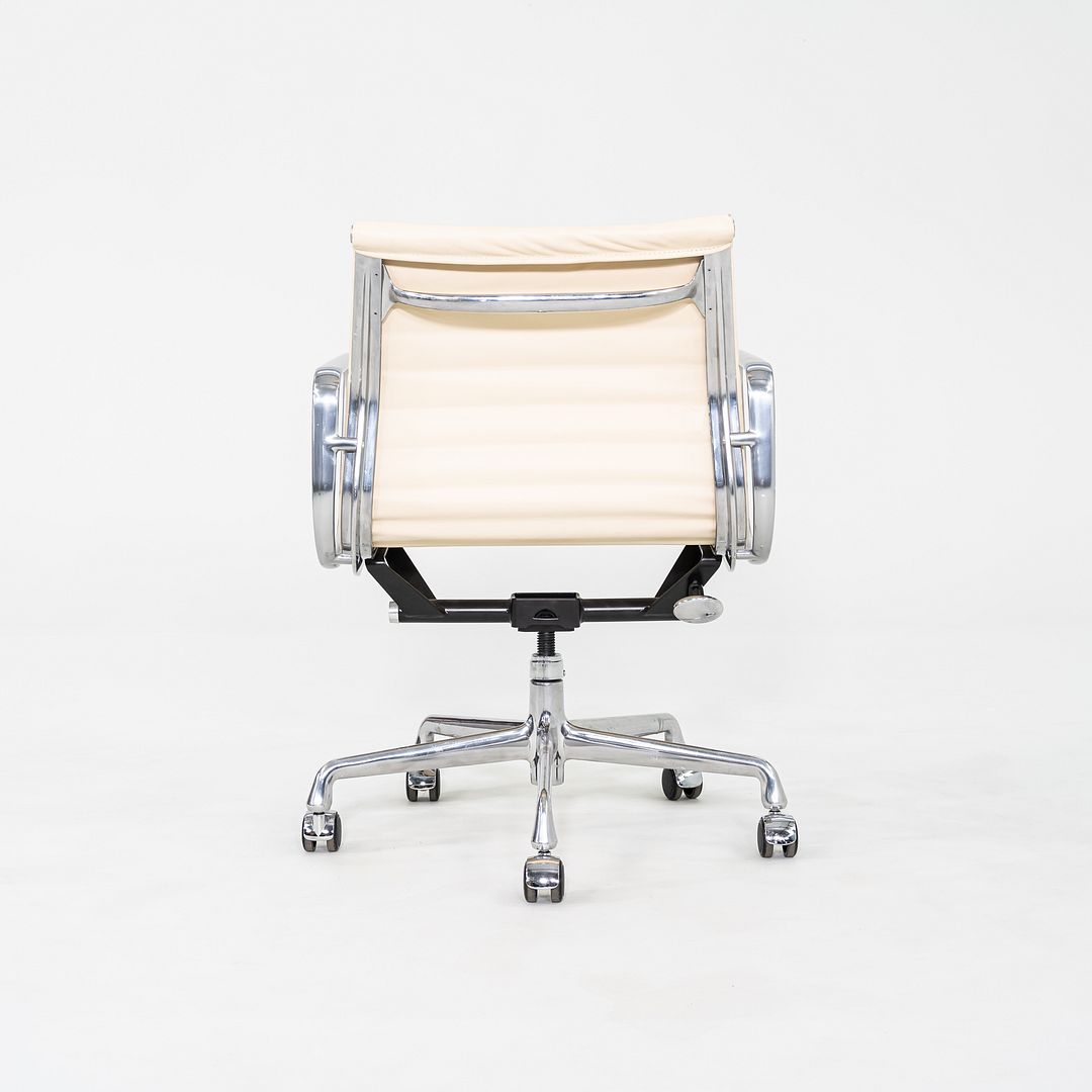 2010s Herman Miller Eames Aluminum Group Management Desk Chair in Cream Leather
