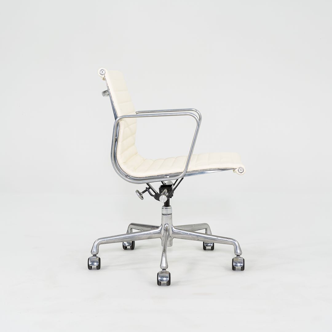 2010s Herman Miller Eames Aluminum Management Desk Chair in Cream Leather