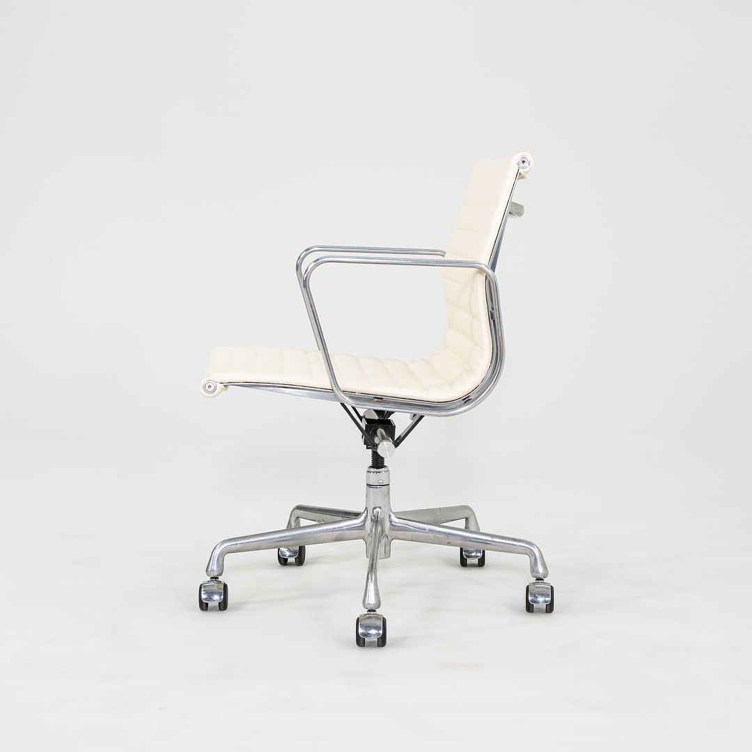 2010s Herman Miller Eames Aluminum Management Desk Chair in Cream Leather