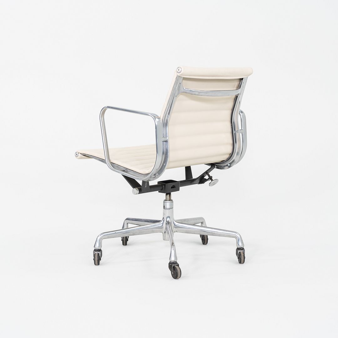 2010s Herman Miller Eames Aluminum Group Management Desk Chair in Cream Leather
