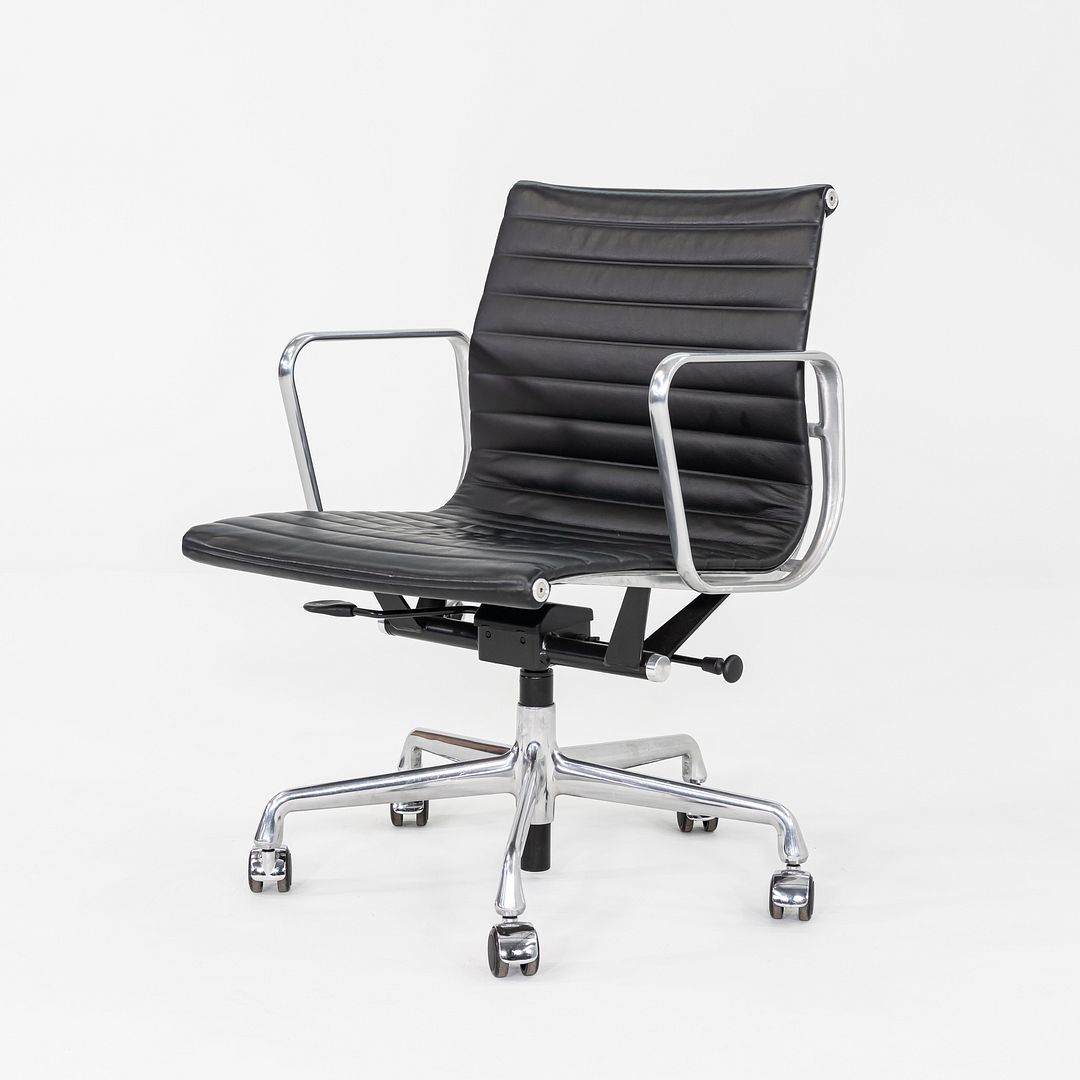 2016 Herman Miller Eames Aluminum Group Management Desk Chair in Black 7x Avail