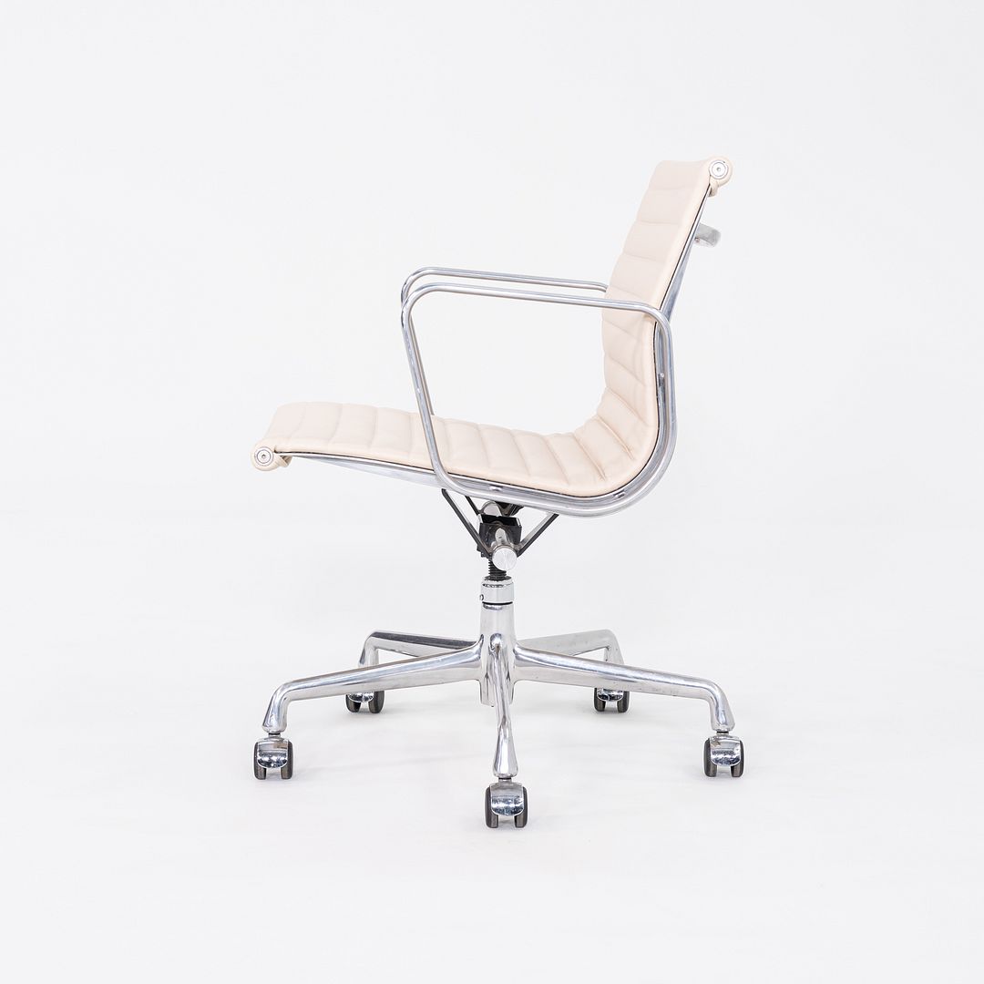 2010s Herman Miller Eames Aluminum Group Management Desk Chair in Ivory Leather