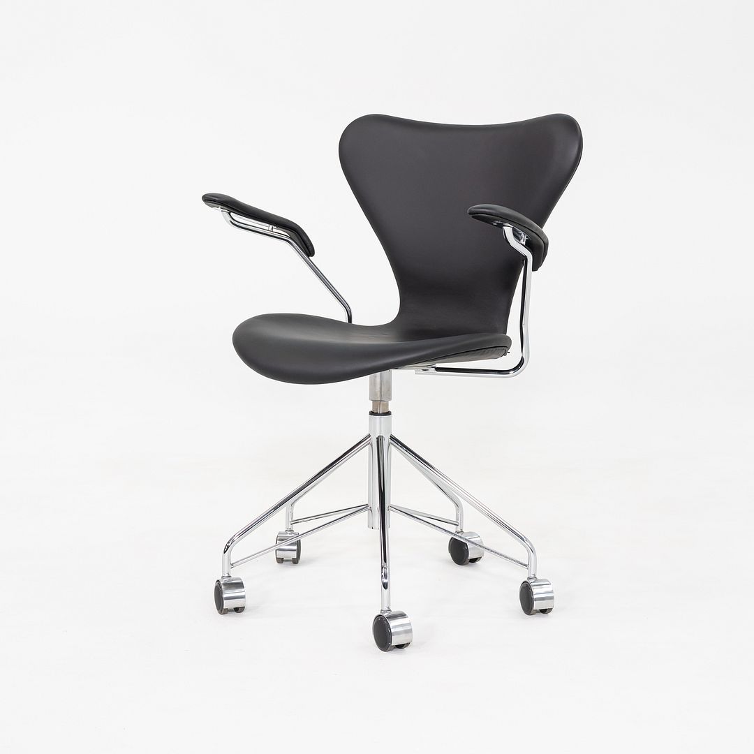 2023 Arne Jacobsen for Fritz Hansen Series 7 Desk Chair with Arms Black Leather