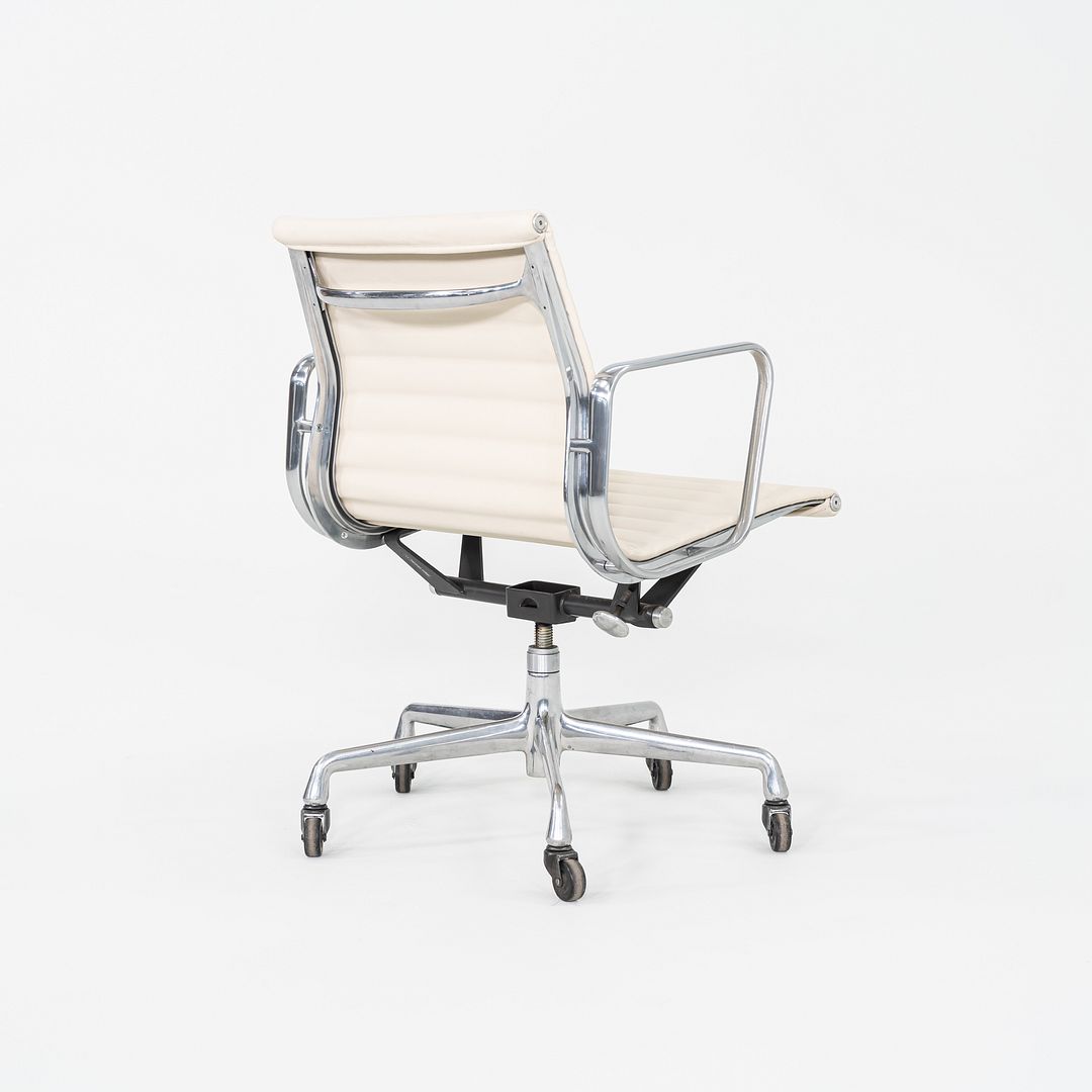 2010s Herman Miller Eames Aluminum Group Management Desk Chair in Cream Leather