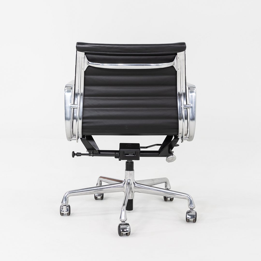 2016 Herman Miller Eames Aluminum Group Management Desk Chair in Black 7x Avail