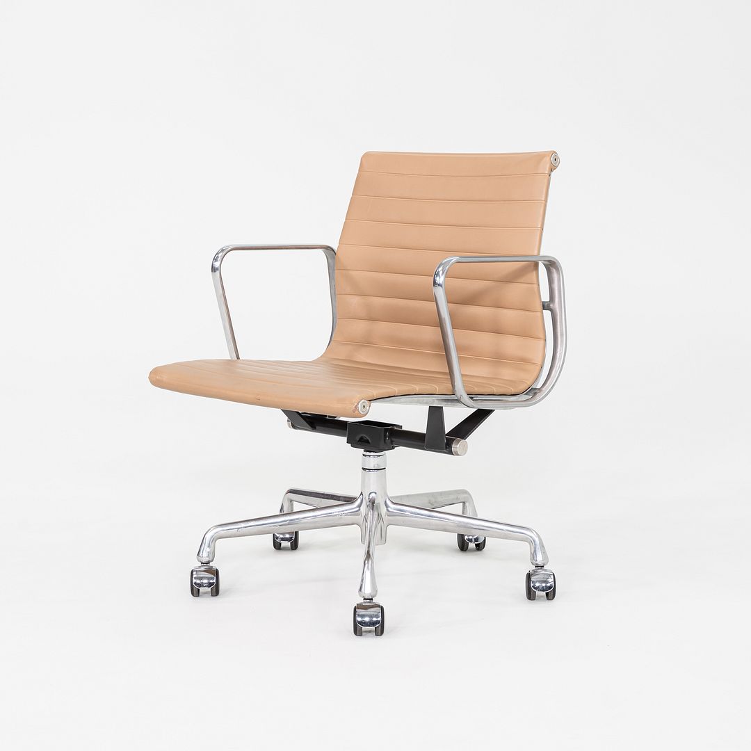 SOLD 2008 Herman Miller Eames Aluminum Group Management Desk Chair in Tan 4x Avail