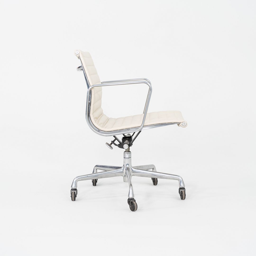 2010s Herman Miller Eames Aluminum Group Management Desk Chair in Cream Leather