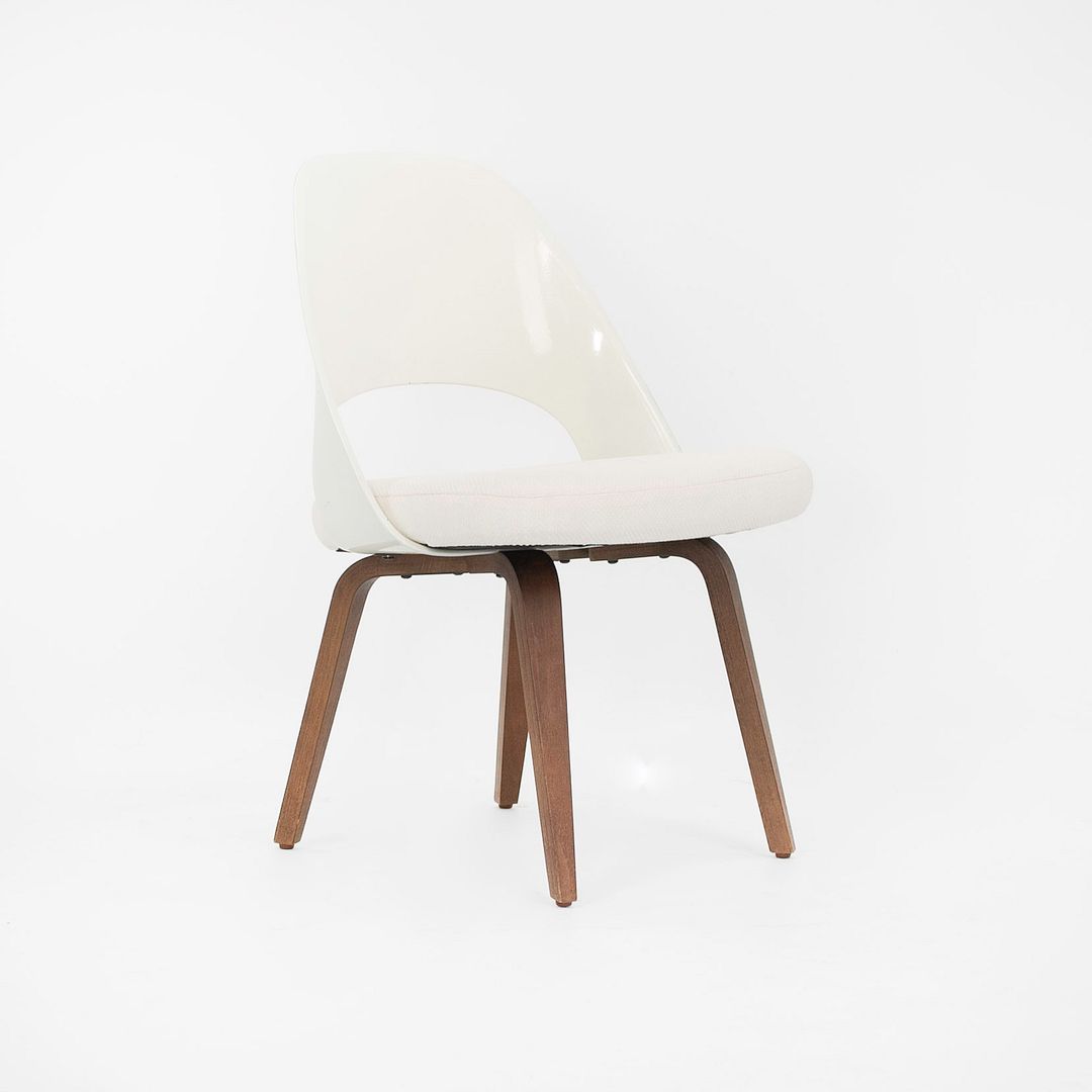 1950s Set of Four Executive Side Chairs with Fiberglass Back and Wood Legs, Model 72C, by Eero Saarinen for Knoll with New White Fabric
