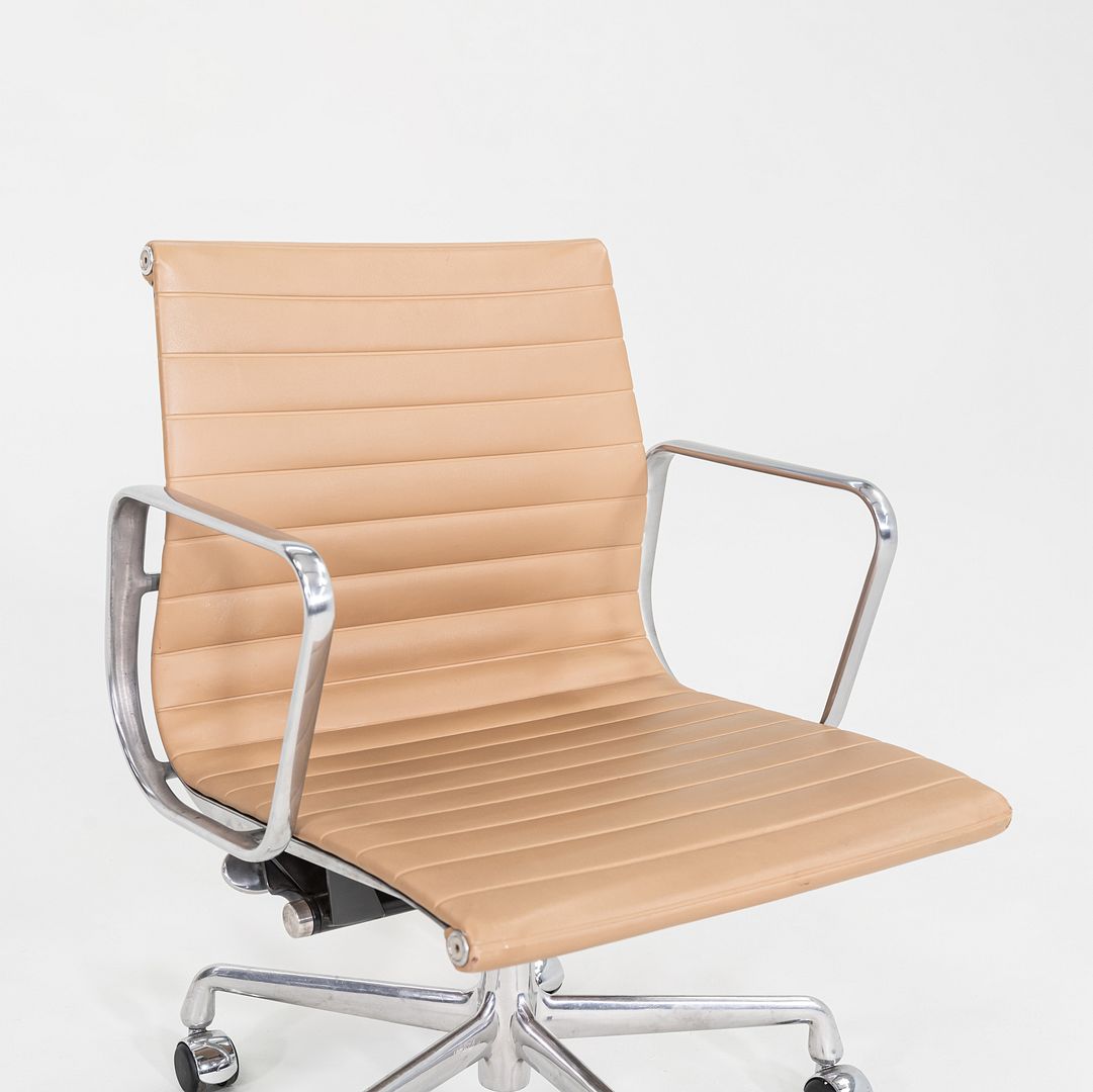SOLD 2008 Herman Miller Eames Aluminum Group Management Desk Chair in Tan 4x Avail