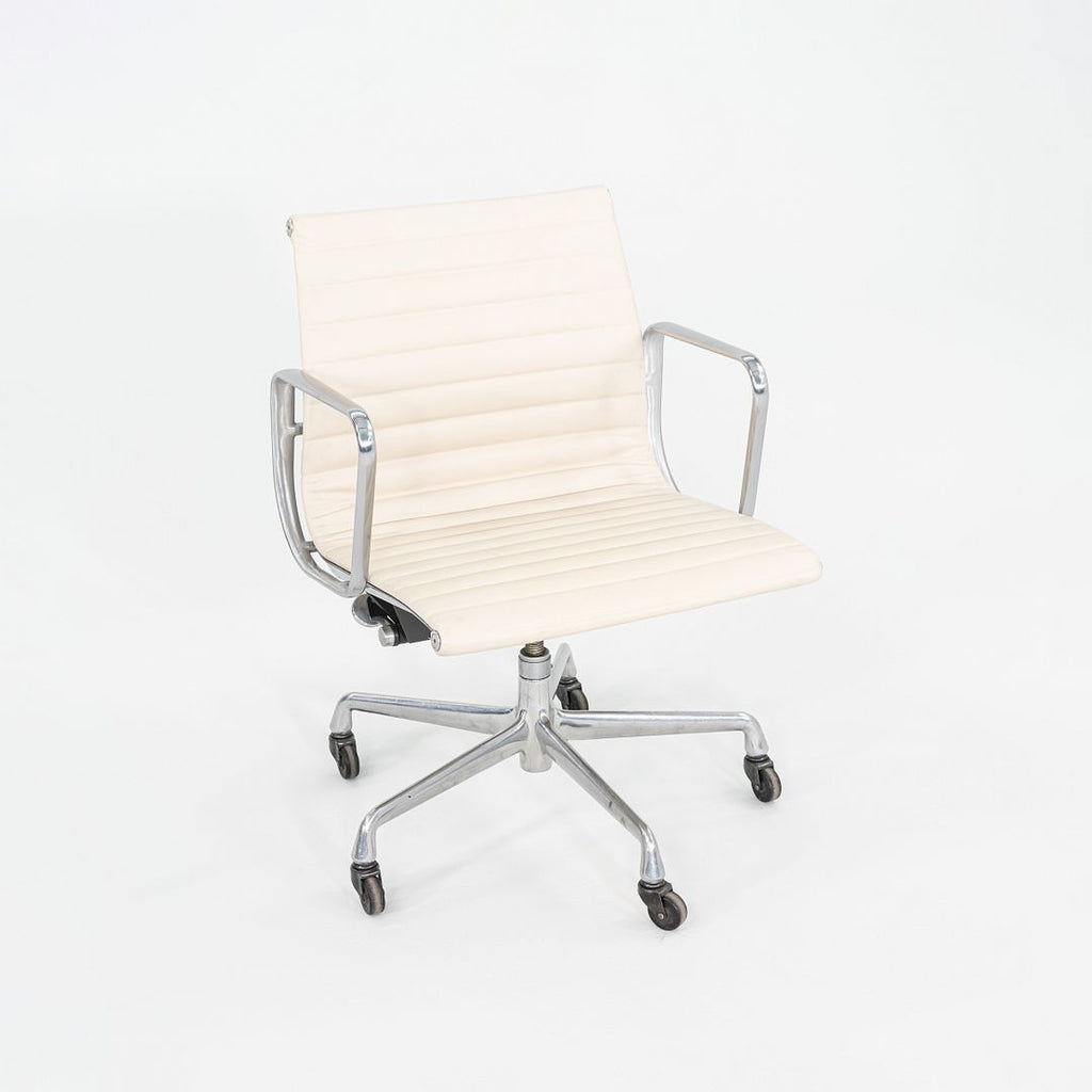 2010s Herman Miller Eames Aluminum Group Management Desk Chair in Cream Leather