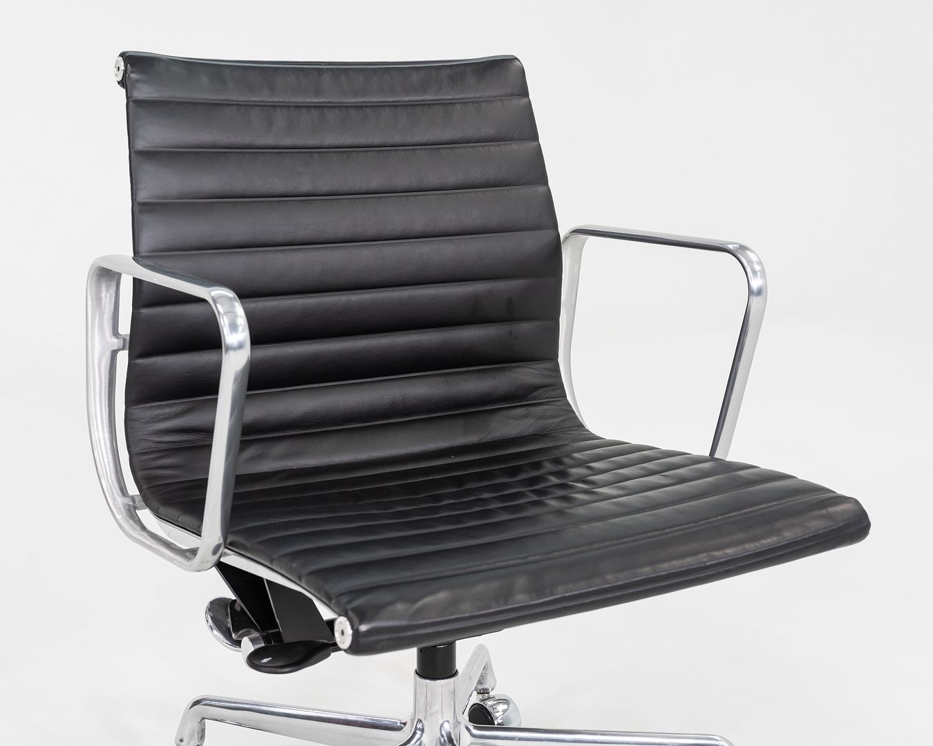 2016 Herman Miller Eames Aluminum Group Management Desk Chair in Black 7x Avail
