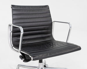 2016 Herman Miller Eames Aluminum Group Management Desk Chair in Black 7x Avail