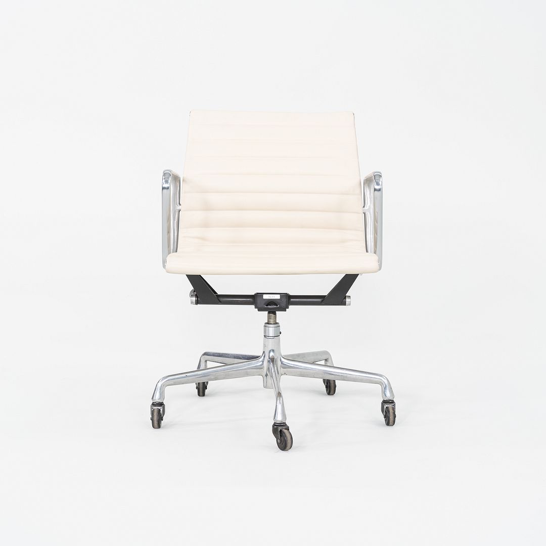 2010s Herman Miller Eames Aluminum Group Management Desk Chair in Cream Leather
