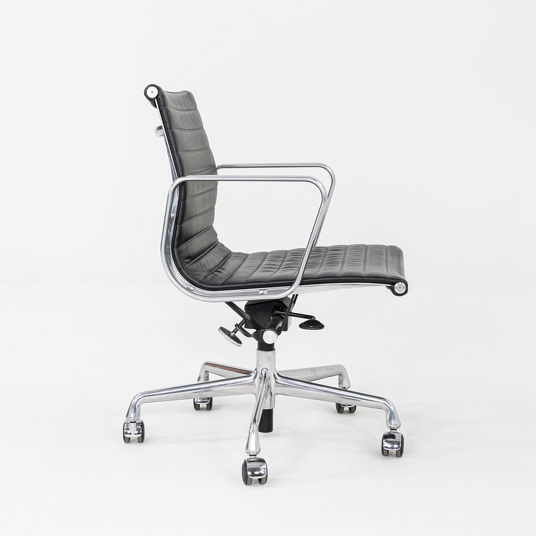 2016 Herman Miller Eames Aluminum Group Management Desk Chair in Black 7x Avail