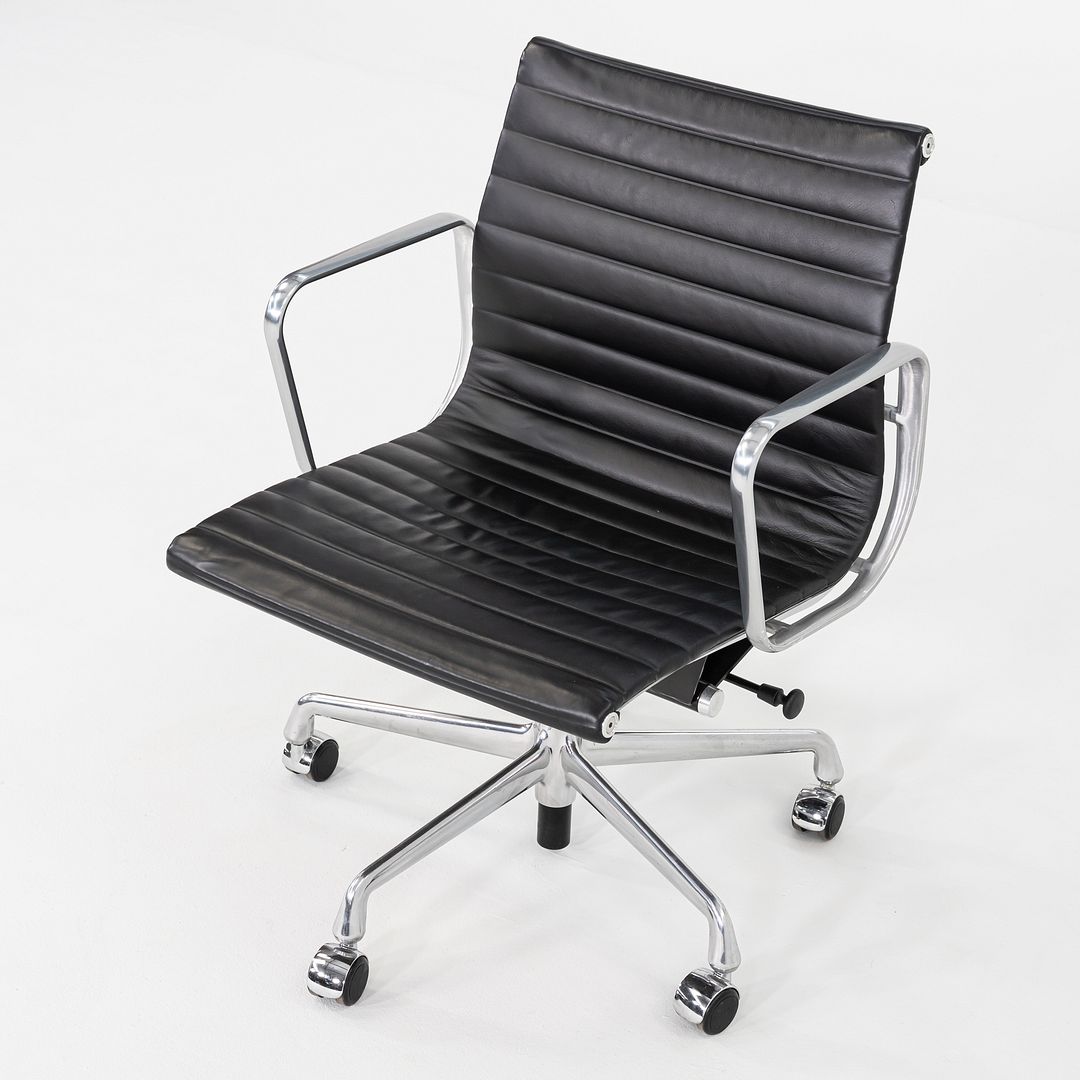 2016 Herman Miller Eames Aluminum Group Management Desk Chair in Black 7x Avail