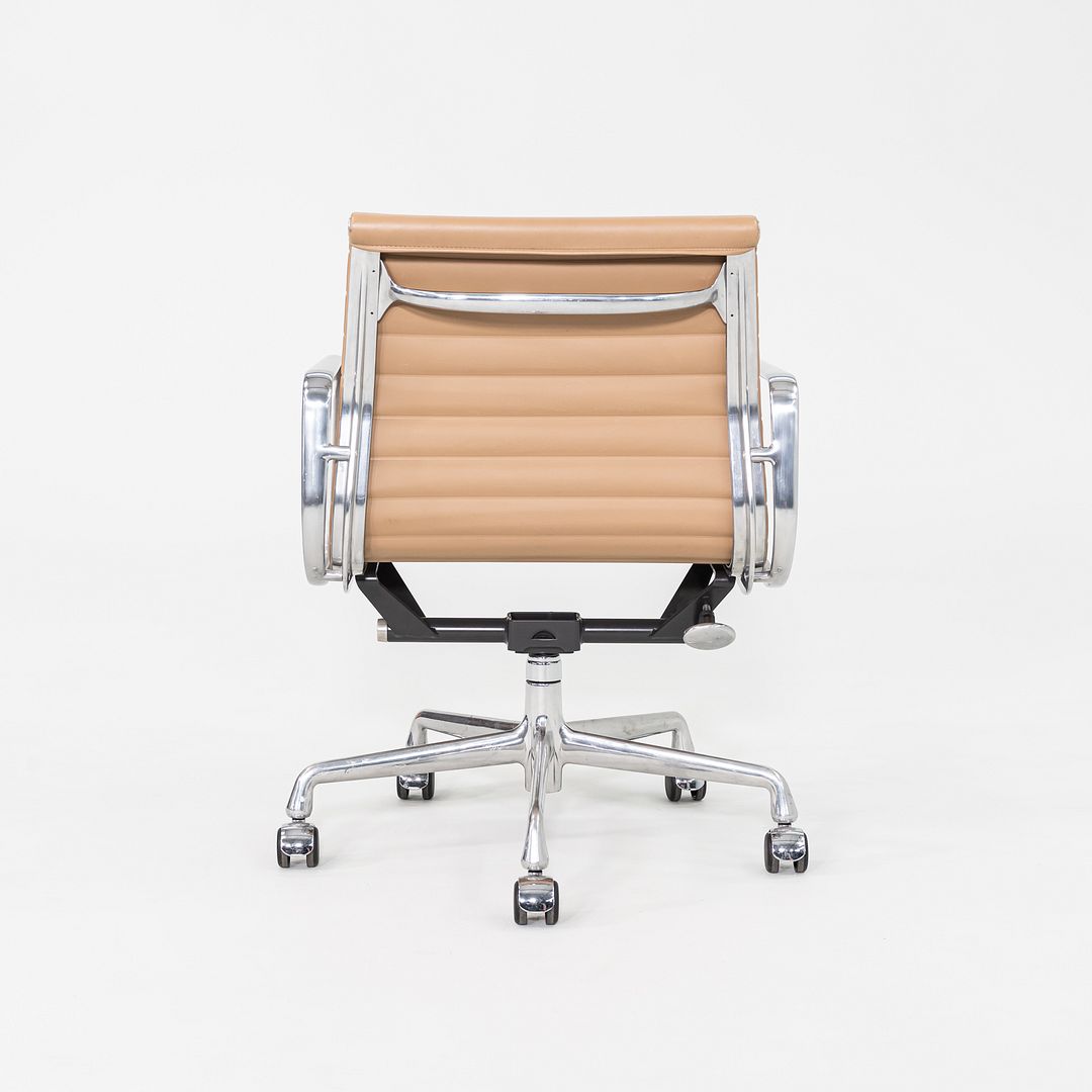SOLD 2008 Herman Miller Eames Aluminum Group Management Desk Chair in Tan 4x Avail