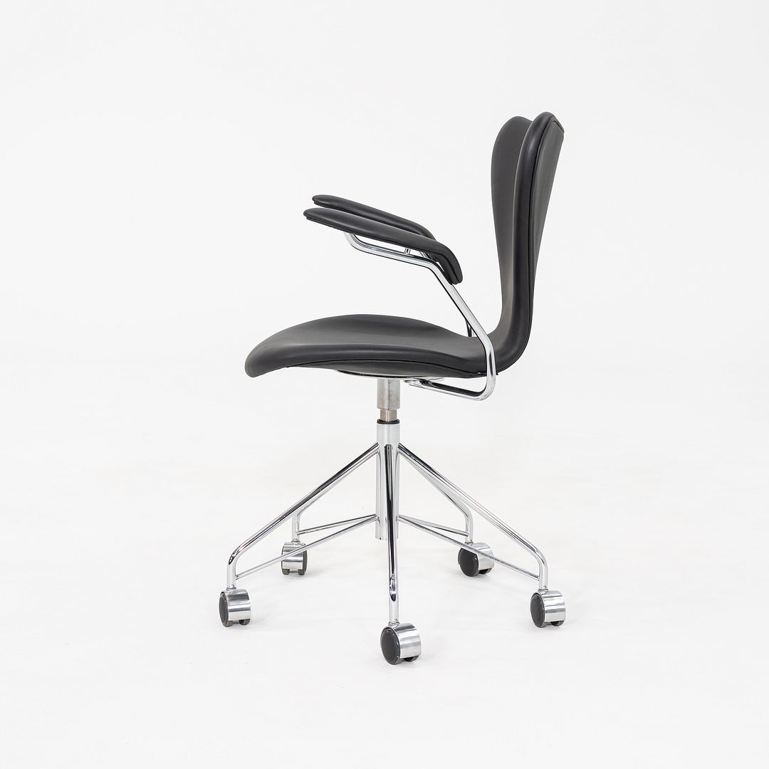 2023 Arne Jacobsen for Fritz Hansen Series 7 Desk Chair with Arms Black Leather