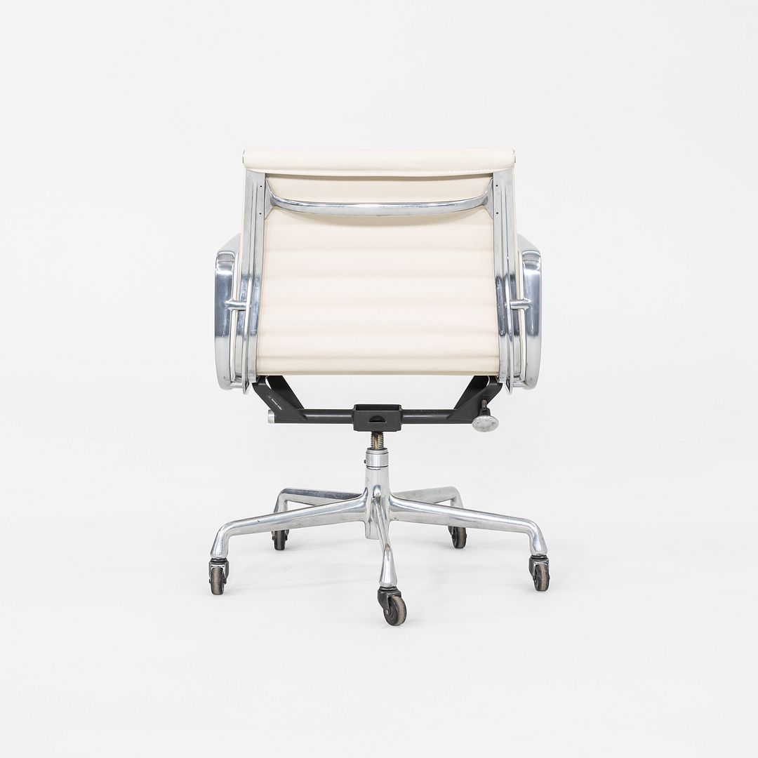 2010s Herman Miller Eames Aluminum Group Management Desk Chair in Cream Leather