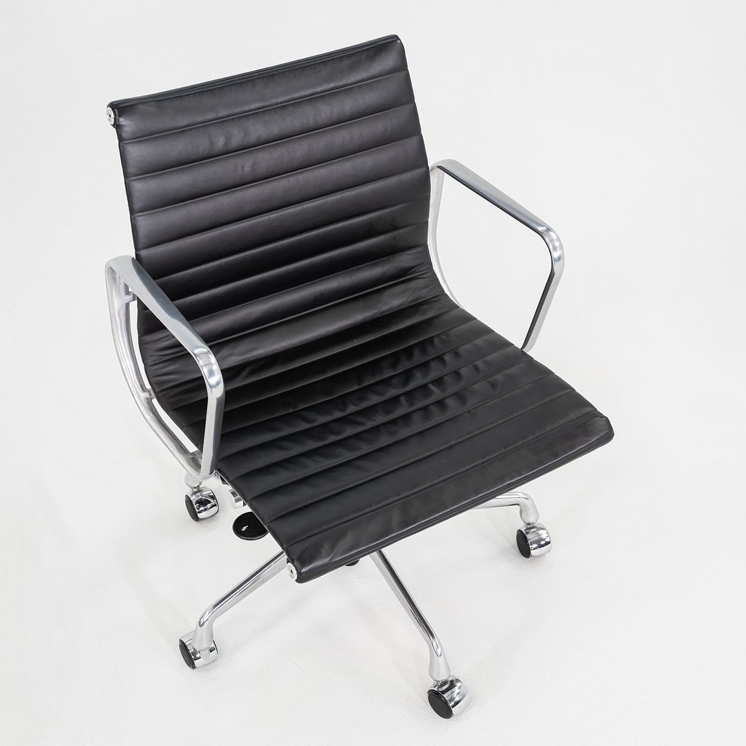2016 Herman Miller Eames Aluminum Group Management Desk Chair in Black 7x Avail