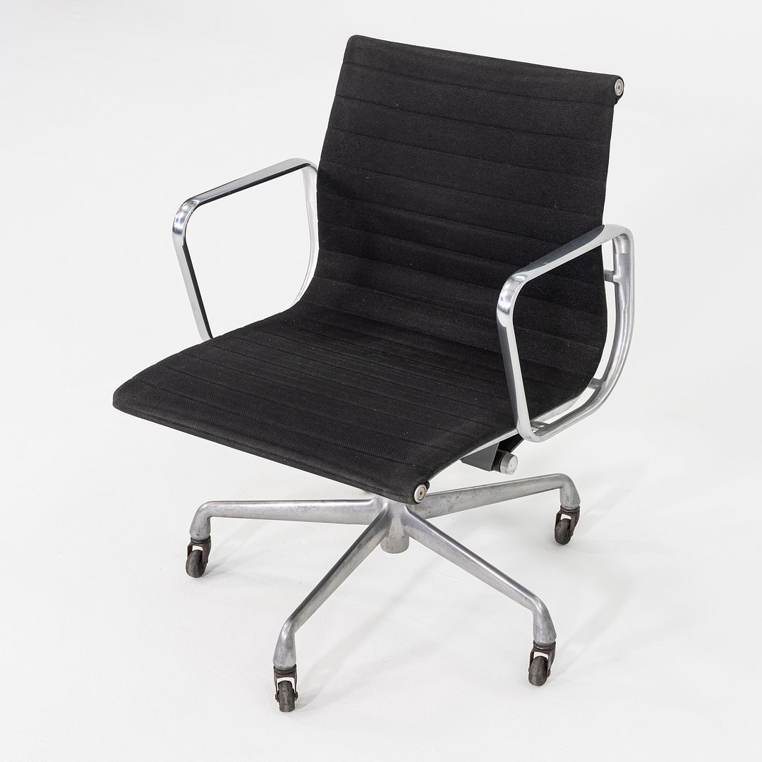 1992 Herman Miller Eames Aluminum Group Management Desk Chair in Black Fabric