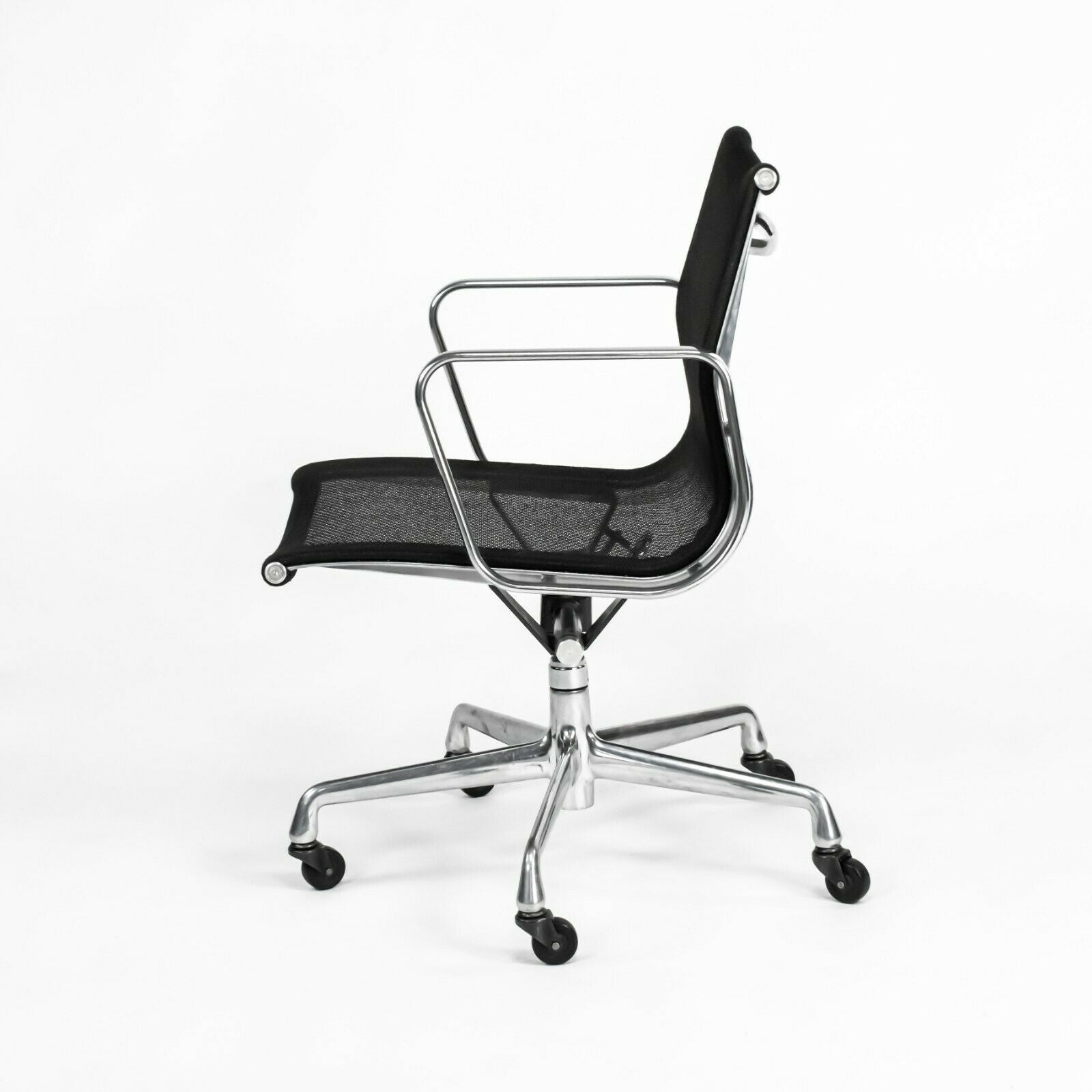 2004 Herman Miller Eames Aluminum Group Management Desk Chair Black Mesh Fabric