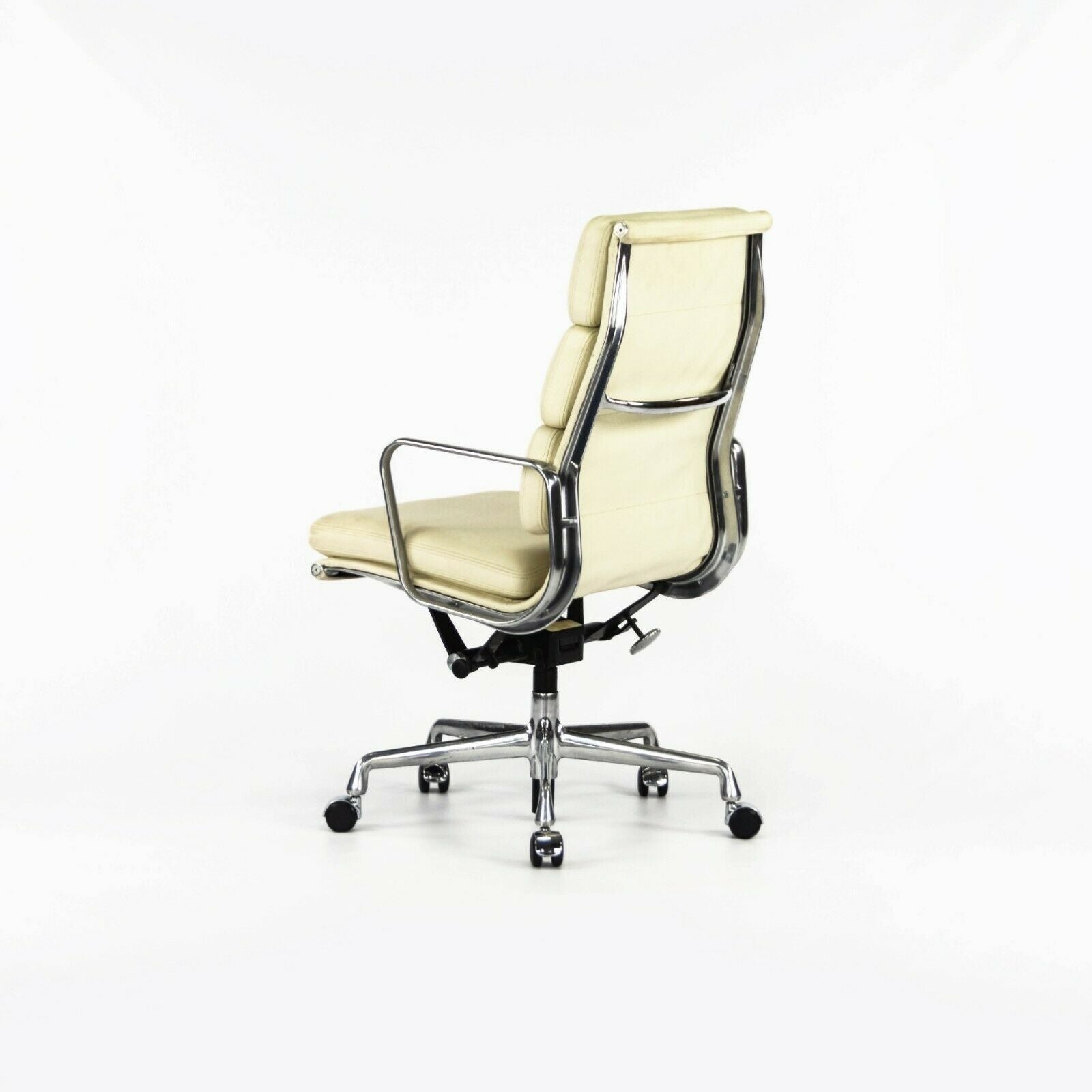 2011 Herman Miller Eames Aluminum Group Executive Soft Pad Desk Chair Ivory 12+