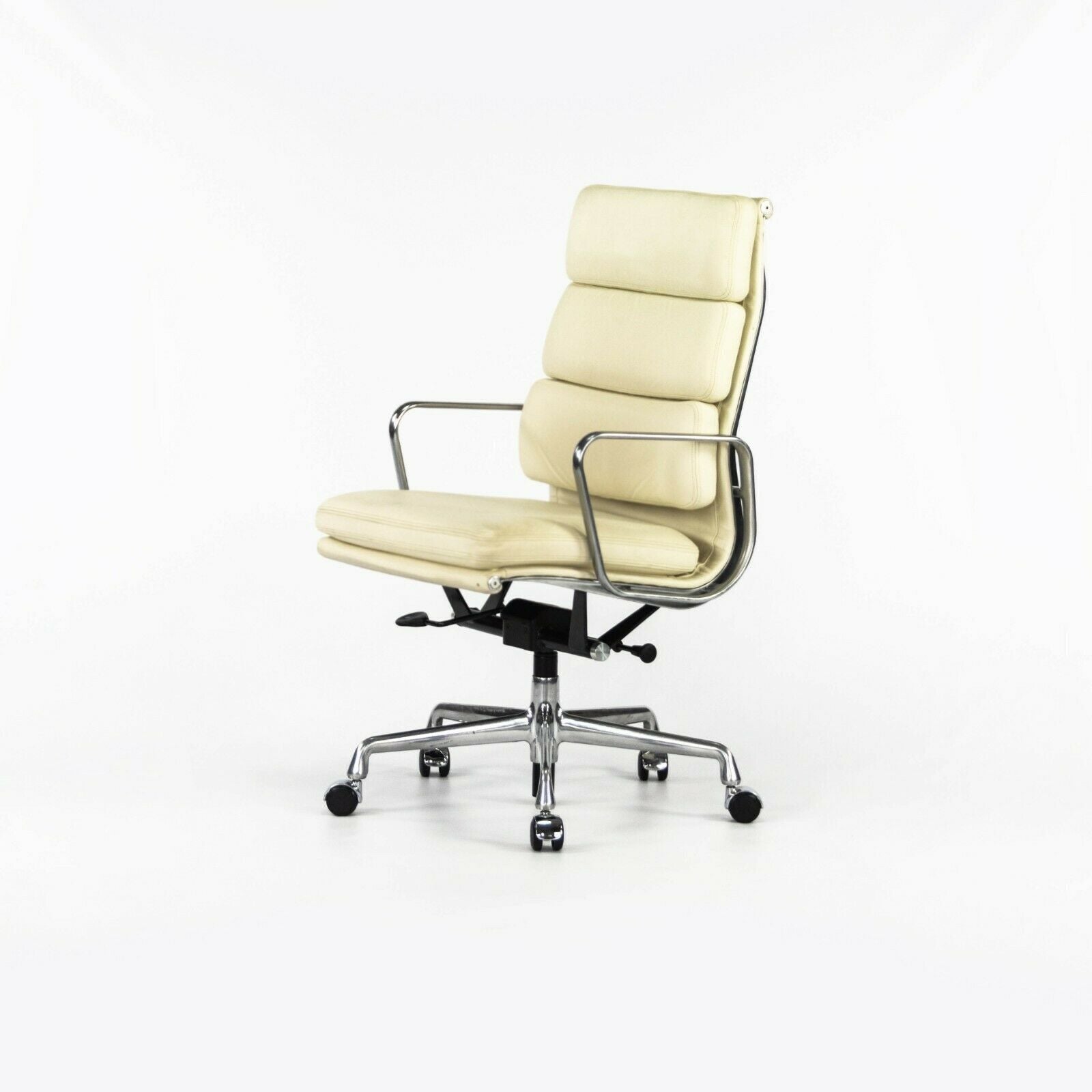 2011 Herman Miller Eames Aluminum Group Executive Soft Pad Desk Chair Ivory 12+
