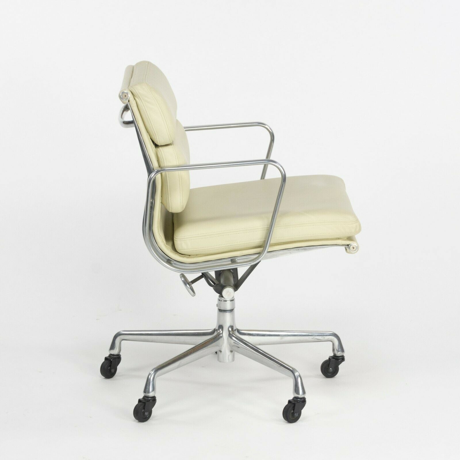 SOLD 2007 Herman Miller Eames Aluminum Group Soft Pad Management Desk Chair Off-White