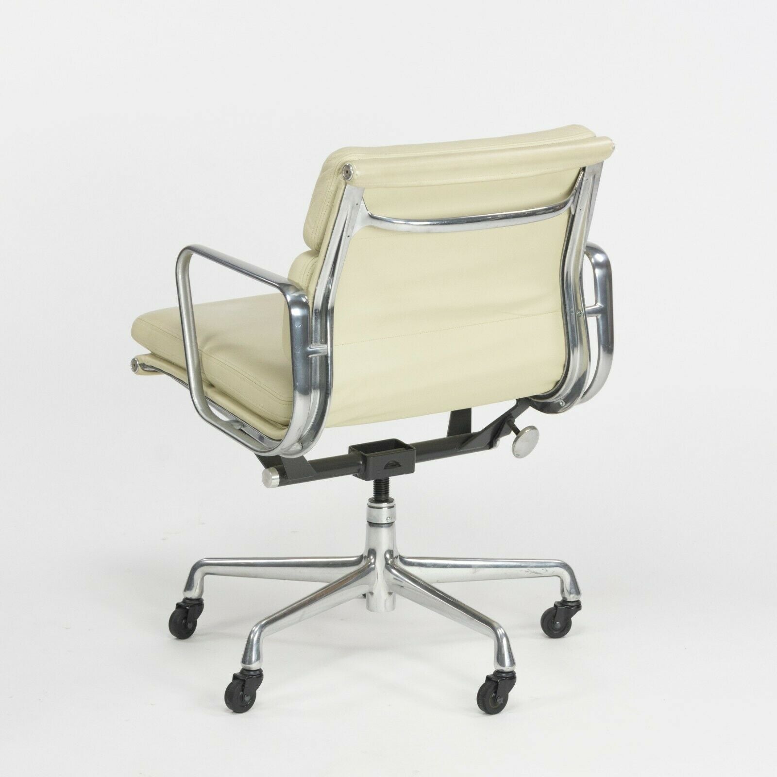 SOLD 2007 Herman Miller Eames Aluminum Group Soft Pad Management Desk Chair Off-White